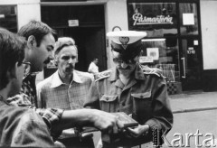 1984, Poznań, Polska.
Milicjant legitymuje obywatela na ulicy.
Fot. Kacper Mirosław Krajewski, zbiory Ośrodka KARTA