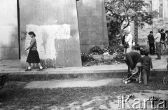 1982, Poznań, Polska.
Przechodnie pod pomnikiem Ofiar Czerwca 1956.
Fot. Kacper M. Krajewski, zbiory Ośrodka KARTA