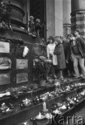 02.11.1984, Warszawa, Polska.
Kościół Najświętszego Zbawiciela. Ludzie czytają zawiadomienie o dacie i godzinie ceremonii pogrzebowej księdza Jerzego Popiełuszki. 
Fot. Kacper M. Krajewski, zbiory Ośrodka KARTA