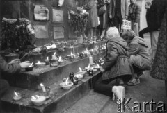 02.11.1984, Warszawa, Polska.
Kościół Najświętszego Zbawiciela. Ludzie czytają zawiadomienie o dacie i godzinie ceremonii pogrzebowej księdza Jerzego Popiełuszki. 
Fot. Kacper M. Krajewski, zbiory Ośrodka KARTA