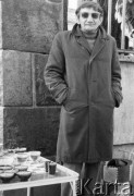 24.04.1985., Warszawa, Polska.
Pod kościołem św. Stanisława Kostki. Sprzedawca zniczy.
Fot. Kacper Mirosław Krajewski, zbiory Ośrodka KARTA