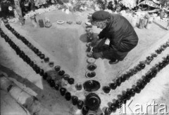 01.05.1985., Warszawa, Polska.
Kościół św. Stanisława Kostki. Kobieta zapala znicz przy grobie księdza Jerzego Popiełuszki.
Fot. Kacper Mirosław Krajewski, zbiory Ośrodka KARTA