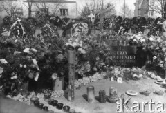 01.05.1985., Warszawa, Polska.
Kościół św. Stanisława Kostki. Grób księdza Jerzego Popiełuszki.
Fot. Kacper Mirosław Krajewski, zbiory Ośrodka KARTA