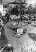 Lata 80., Warszawa, Polska.
Kościół św. Stanisława Kostki. Krzyż poświęcony pamięci Grzegorza Przemyka.
Fot. Kacper Mirosław Krajewski, zbiory Ośrodka KARTA
