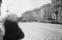 01.05.1982, Warszawa, Polska.
Funkcjonariusze Milicji Obywatelskiej w oczekiwaniu na przejście niezależnej manifestacji.
Fot. Kacper Mirosław Krajewski, zbiory Ośrodka KARTA