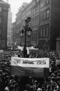 01.05.1983, Warszawa, Polska.
Niezależna manifestacja. Na zdjęciu demonstrujący na ulicy Świętojańskiej.
Fot. Kacper Mirosław Krajewski, zbiory Ośrodka KARTA