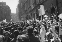 01.05.1984, Warszawa, Polska.
Niezależna manifestacja. Na zdjęciu demonstrujący na ulicy Świętojańskiej.
Fot. Kacper Mirosław Krajewski, zbiory Ośrodka KARTA