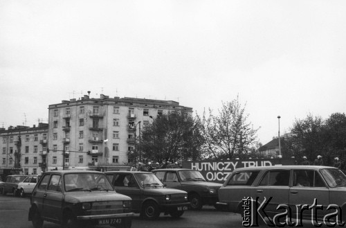 01.05.1986, Warszawa, Polska.
Plac Komuny Paryskiej (od 1990 Plac Wilsona). Niezależne obchody Święta Pracy. Na zdjęciu konne oddziały Milicji Obywatelskiej.
Fot. Kacper M. Krajewski, zbiory Ośrodka KARTA