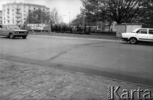 01.05.1986, Warszawa, Polska.
Plac Komuny Paryskiej (od 1990 Plac Wilsona). Niezależne obchody Święta Pracy. Na zdjęciu konne oddziały Milicji Obywatelskiej.
Fot. Kacper M. Krajewski, zbiory Ośrodka KARTA