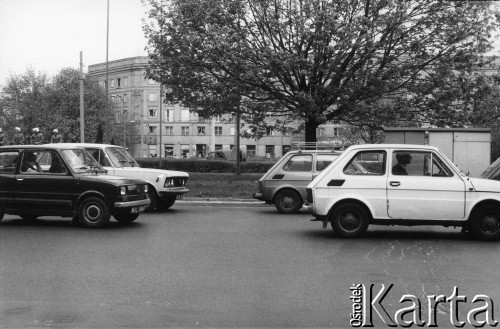 01.05.1986, Warszawa, Polska.
Plac Komuny Paryskiej (od 1990 Plac Wilsona). Niezależne obchody Święta Pracy. Na zdjęciu konne oddziały Milicji Obywatelskiej.
Fot. Kacper M. Krajewski, zbiory Ośrodka KARTA