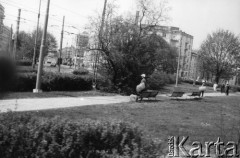 01.05.1986, Warszawa, Polska.
Plac Komuny Paryskiej (od 1990 Plac Wilsona). Niezależne obchody Święta Pracy. Na zdjęciu milicjanci w Parku im. Stefana Żeromskiego.
Fot. Kacper M. Krajewski, zbiory Ośrodka KARTA