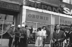 01.05.1986, Warszawa, Polska.
Plac Komuny Paryskiej (od 1990 Plac Wilsona). Niezależne obchody Święta Pracy. Na zdjęciu grupa milicjantów.
Fot. Kacper M. Krajewski, zbiory Ośrodka KARTA