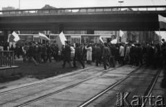 31.08.1984, Warszawa, Polska.
Niezależna manifestacja. Demonstranci przechodzą przez skrzyżowanie Alei Jerozolimskich i ulicy Juliana Marchlewskiego (obecnie al. Jana Pawła II).
Fot. Kacper Mirosław Krajewski, zbiory Ośrodka KARTA