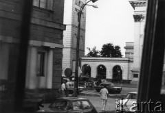 31.08.1983., Warszawa, Polska.
Widok na Krakowskie Przedmieście od strony wylotu ulicy Miodowej. Patrol milicjantów pod kościołem św. Anny. Podpis na odwrocie zdjęcia: 