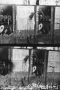 Po 13.12.1981, Warszawa, Polska.
Rozklejone na ogrodzeniu Obwieszczenie Rady Państwa o wprowadzeniu stanu wojennego.
Fot. Kacper Mirosław Krajewski, zbiory Ośrodka KARTA