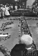 1985, Warszawa, Polska.
Obchody święta Bożego Ciała. Krzyż ułożony z kwiatów pod kościołem św. Anny. 
Fot. Kacper Mirosław Krajewski, zbiory Ośrodka KARTA