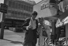 1995, Warszawa, Polska.
Scenka uliczna przy Domach Towarowych Centrum.
Fot. Kacper M. Krajewski, zbiory Ośrodka KARTA