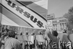 09.05.1995, Warszawa, Polska.
Demonstracja robotników Zakładów Mechanicznych Ursus pod Ministerstwem Finansów, ulica Świętokrzyska.
Fot. Kacper M. Krajewski, zbiory Ośrodka KARTA