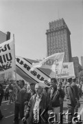 09.05.1995, Warszawa, Polska.
Demonstracja robotników Zakładów Mechanicznych Ursus pod Ministerstwem Finansów, ulica Świętokrzyska. W głębi Hotel Warszawa (dawny Prudential).
Fot. Kacper M. Krajewski, zbiory Ośrodka KARTA