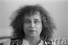 1995, Warszawa, Polska.
Andreas Vollenweider, muzyk, na zdjęciu podczas konferencji prasowej.
Fot. Kacper M. Krajewski, zbiory Ośrodka KARTA