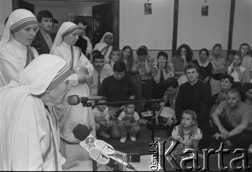 1995, Warszawa, Polska.
Matka Teresa z Kalkuty (z lewej) podczas wizyty w Polsce.
Fot. Kacper M. Krajewski, zbiory Ośrodka KARTA