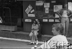 1995, Warszawa, Polska.
Ludzie obok budki oblepionej ulotkami reklamowymi.
Fot. Kacper M. Krajewski, zbiory Ośrodka KARTA