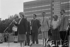 04.06.1995, Warszawa, Polska.
Igrzyska nad Wisłą - festyn sportowy na stadionie Gwardii z okazji Dnia Dziecka. Na zdjęciu Alina Janowska (przemawia), prezydent m. st. Warszawy Marcin Święcicki (trzeci od lewej).
Fot. Kacper M. Krajewski, zbiory Ośrodka KARTA