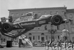 1995, Warszawa, Polska.
Symulator bolida Formuły 1 na placu Zamkowym.
Fot. Kacper M. Krajewski, zbiory Ośrodka KARTA