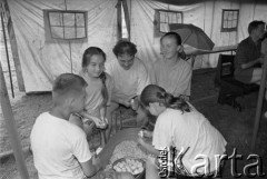 1995, Polska.
Obóz harcerski, na zdjęciu obieranie ziemniaków.
Fot. Kacper M. Krajewski, zbiory Ośrodka KARTA
