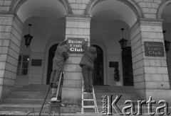 1995, Warszawa, Polska.
Mocowanie tablic Business Centre Club na Pałacu Lubomirskich przy placu Żelaznej Bramy.
Fot. Kacper M. Krajewski, zbiory Ośrodka KARTA