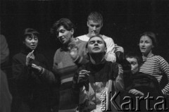 1995, Warszawa, Polska.
Próba przedstawienia w Teatrze Buffo, na zdjęciu m.in. Janusz Józefowicz (2. z lewej), Barbara Melzer (1. z prawej), Katarzyna Groniec (2. z prawej).
Fot. Kacper M. Krajewski, zbiory Ośrodka KARTA