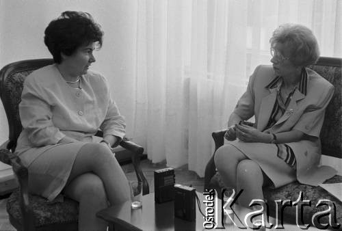 1995, Warszawa, Polska.
Kandydatka na urząd Prezydenta RP Hanna Gronkiewicz-Waltz podczas udzielania wywiadu, z prawej Janina Paradowska.
Fot. Kacper M. Krajewski, zbiory Ośrodka KARTA