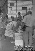 1995, Warszawa, Polska.
Kampania wyborcza przed wyborami prezydenckimi, na zdjęciu zbieranie podpisów poparcia dla Adama Strzembosza jako kandydata na Prezydenta RP, Nowy Świat róg Ordynackiej.
Fot. Kacper M. Krajewski, zbiory Ośrodka KARTA