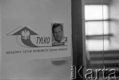 1995, Warszawa, Polska.
Kampania przed wyborami prezydenckimi, n/z plakat wyborczy Aleksandra Kwaśniewskiego nalepiony w sztabie Lecha Wałęsy.
Fot. Kacper M. Krajewski, zbiory Ośrodka KARTA