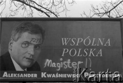 Październik 1995, Warszawa, Polska.
Kampania wyborcza przed wyborami prezydenckimi. Na zdjęciu billboard kandydata na Prezydenta RP Aleksandra Kwaśniewskiego z dopiskiem 