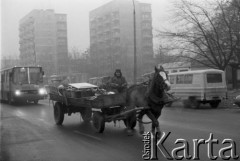 1995, Warszawa, Polska.
Furmanka ze złomem na ulicy miasta.
Fot. Kacper M. Krajewski, zbiory Ośrodka KARTA