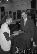 1995, Warszawa, Polska.
Wręczenie nagród laureatom konkursu na najpiękniejszy balkon, na zdjęciu z prawej Prezydent m.st. Warszawy Marcin Święcicki.
Fot. Kacper M. Krajewski, zbiory Ośrodka KARTA