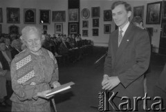 1995, Warszawa, Polska.
Wręczenie nagród laureatom konkursu na najpiękniejszy balkon, na zdjęciu z prawej Prezydent m.st. Warszawy Marcin Święcicki.
Fot. Kacper M. Krajewski, zbiory Ośrodka KARTA