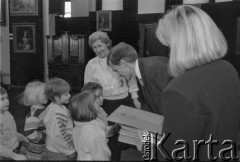 1995, Warszawa, Polska.
Wręczenie nagród laureatom konkursu na najpiękniejszy balkon, na zdjęciu z prawej Prezydent m.st. Warszawy Marcin Święcicki.
Fot. Kacper M. Krajewski, zbiory Ośrodka KARTA