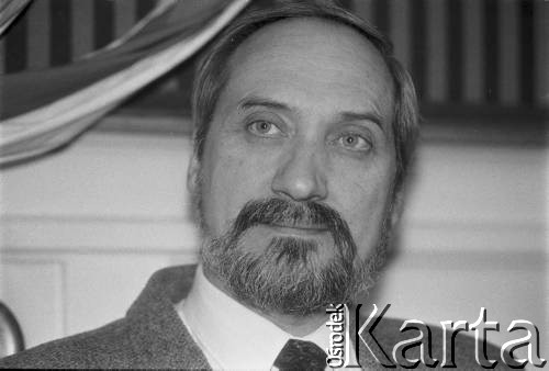 1995, Warszawa, Polska.
Konferencja prasowa kandydata na prezydenta RP Jana Olszewskiego, n/z Antoni Macierewicz.
Fot. Kacper M. Krajewski, zbiory Ośrodka KARTA