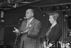 28.10.1995, Warszawa, Polska.
Kandydat na urząd Prezydenta RP Jacek Kuroń (L) podczas spotkania z przedstawicielami środowisk twórczych w klubie Dekadent 10,5.
Fot. Kacper M. Krajewski, zbiory Ośrodka KARTA