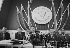 1995, Warszawa, Polska.
Konferencja prasowa kandydata na prezydenta RP Jana Olszewskiego, n/z Roman Bartoszcze (z lewej), Jan Olszewski (w środku), Antoni Macierewicz (z prawej).
Fot. Kacper M. Krajewski, zbiory Ośrodka KARTA