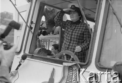 16.10.1995, Warszawa, Polska.
Kandydatka na urząd Prezydenta RP Hanna Gronkiewicz-Waltz za kołem sterowym podczas rejsu statkiem wycieczkowym po Wiśle.
Fot. Kacper M. Krajewski, zbiory Ośrodka KARTA