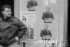 Październik 1995, Warszawa, Polska.
Kampania wyborcza przed wyborami prezydenckimi, na zdjęciu plakaty kandydata na Prezydenta RP Lecha Wałęsy.
Fot. Kacper M. Krajewski, zbiory Ośrodka KARTA