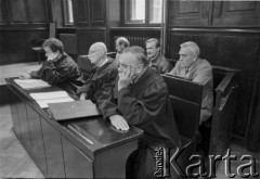 22.05.1995, Warszawa, Polska.
Proces przed Sądem Wojewódzkim trzech byłych milicjantów, oskarżonych o śmiertelne pobicie Grzegorza Przemyka w maju 1983. Na zdjęciu z tyłu oskarżeni, od lewej: Arkadiusz Denkiewicz, Ireneusz Kościuk, Kazimierz Otłowski. Na pierwszym planie obrońcy, m.in. mecenas Stanisław Szczuka (drugi od lewej).
Fot. Kacper M. Krajewski, zbiory Ośrodka KARTA