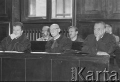 22.05.1995, Warszawa, Polska.
Proces przed Sądem Wojewódzkim trzech byłych milicjantów, oskarżonych o śmiertelne pobicie Grzegorza Przemyka w maju 1983. na zdjęciu z tyłu oskarżeni, od lewej: Arkadiusz Denkiewicz, Ireneusz Kościuk, Kazimierz Otłowski. Na pierwszym planie obrońcy, w środku Stanisław Szczuka.
Fot. Kacper M. Krajewski, zbiory Ośrodka KARTA