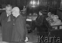 22.05.1995, Warszawa, Polska.
Proces przed Sądem Wojewódzkim trzech byłych milicjantów, oskarżonych o śmiertelne pobicie Grzegorza Przemyka w maju 1983. Na zdjęciu z prawej ława oskarżonych, od lewej: Arkadiusz Denkiewicz, Ireneusz Kościuk, Kazimierz Otłowski. Na pierwszym planie obrońcy, drugi od lewej: Stanisław Szczuka.
Fot. Kacper M. Krajewski, zbiory Ośrodka KARTA