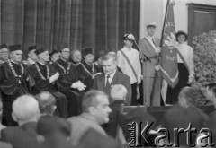 10.1995, Warszawa, Polska.
Inauguracja roku akademickiego na Uniwersytecie Warszawskim, n/z Prezydent RP Lech Wałęsa (C).
Fot. Kacper M. Krajewski, zbiory Ośrodka KARTA