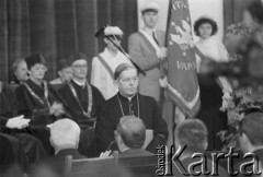 10.1995, Warszawa, Polska.
Inauguracja roku akademickiego na Uniwersytecie Warszawskim, n/z Prymas Polski kardynał Józef Glemp (C).
Fot. Kacper M. Krajewski, zbiory Ośrodka KARTA
