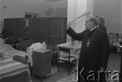 1995, Warszawa, Polska.
Uroczystość poświęcenia noclegowni, n/z Prymas Polski kardynał Józef Glemp.
Fot. Kacper M. Krajewski, zbiory Ośrodka KARTA

